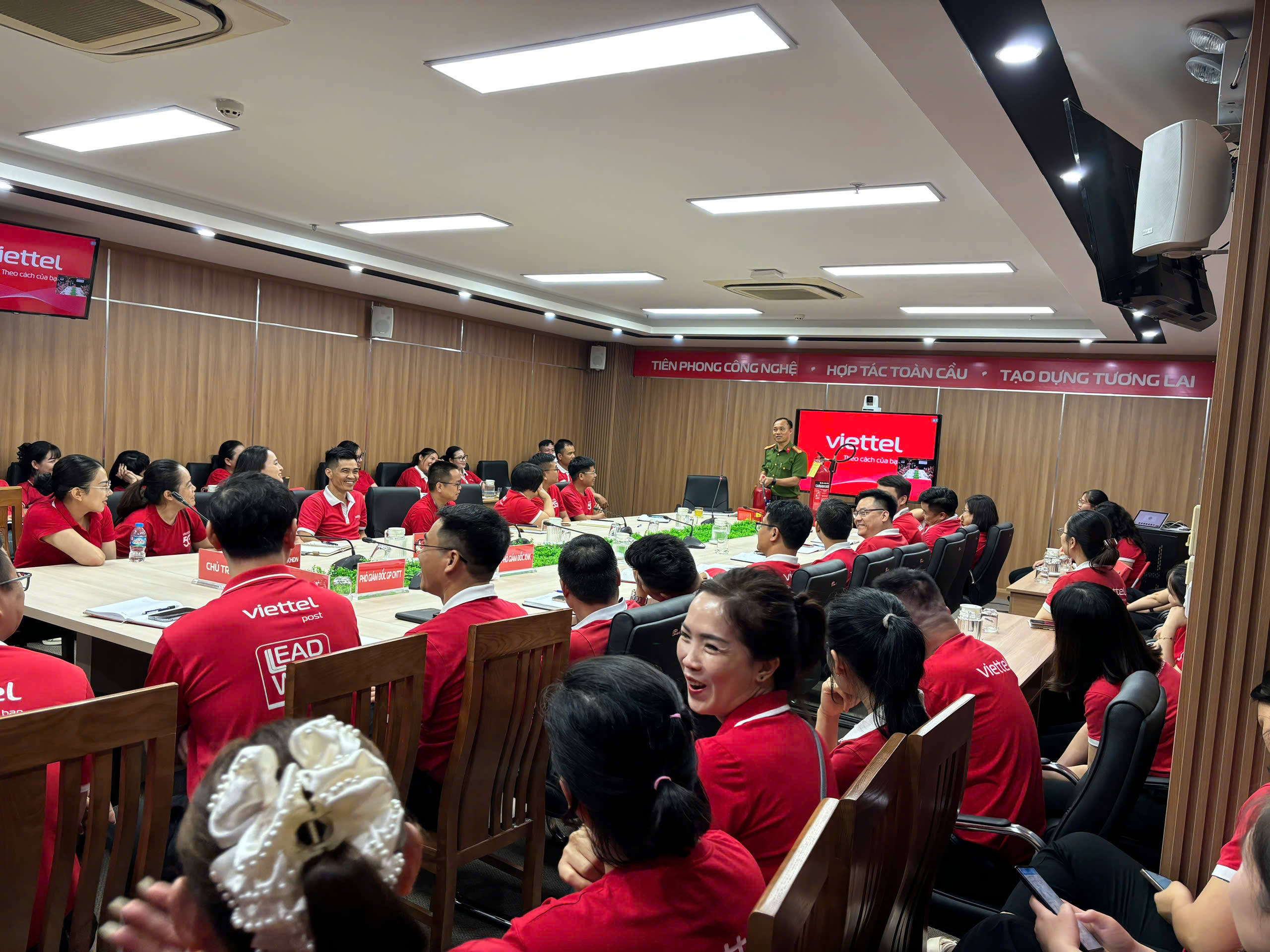 Tuyên truyền, phổ biến kiến thức và bồi dưỡng, huấn luyện nghiệp vụ PCCC & CNCH cho Viettel Hòa Bình - năm 2025